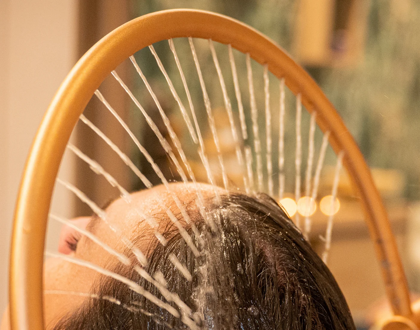Arceau d’eau pendant un rituel Hair Spa
