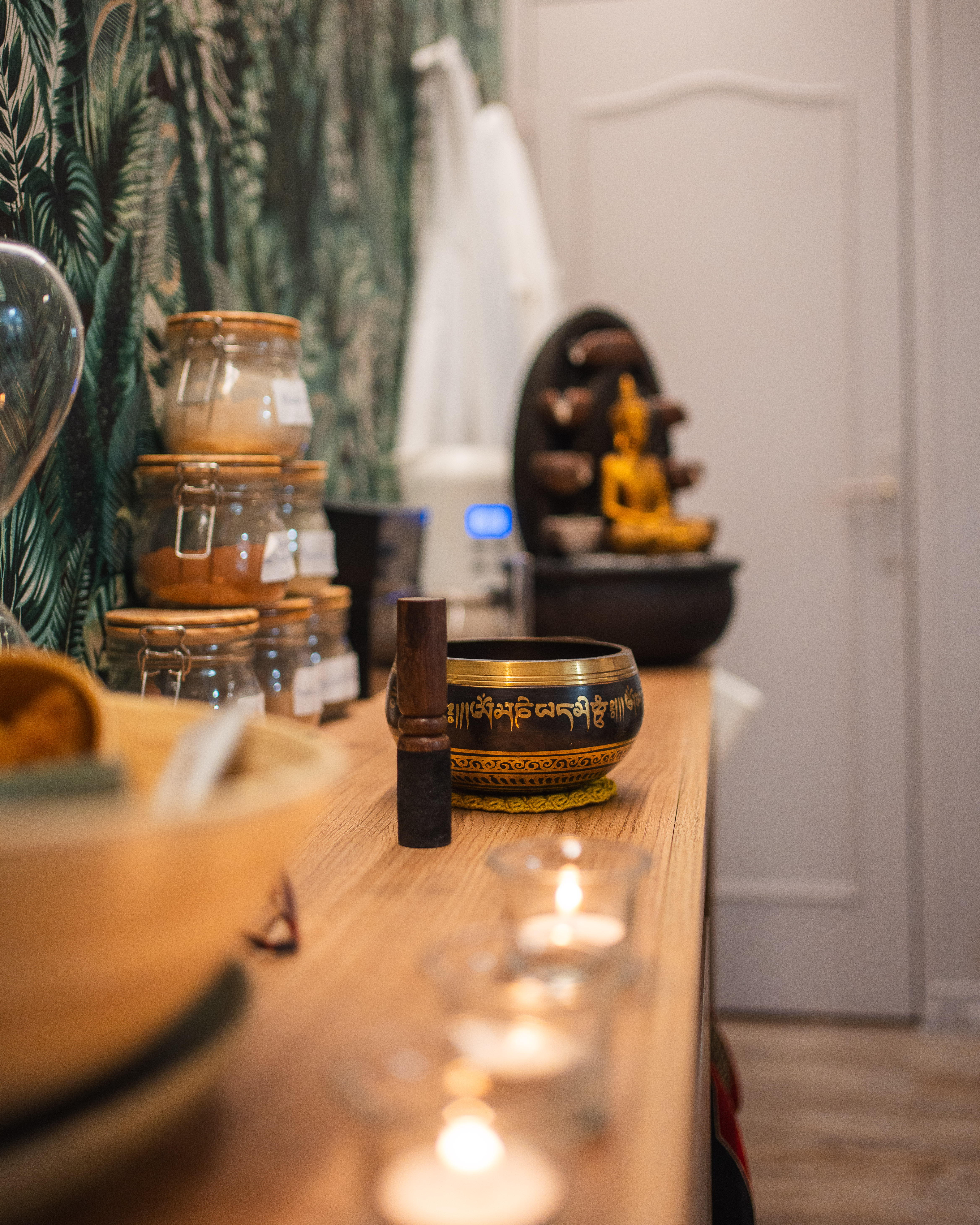Bols, soins et bougies dans la salle du Spa du Cheveu Lucia Rizzo