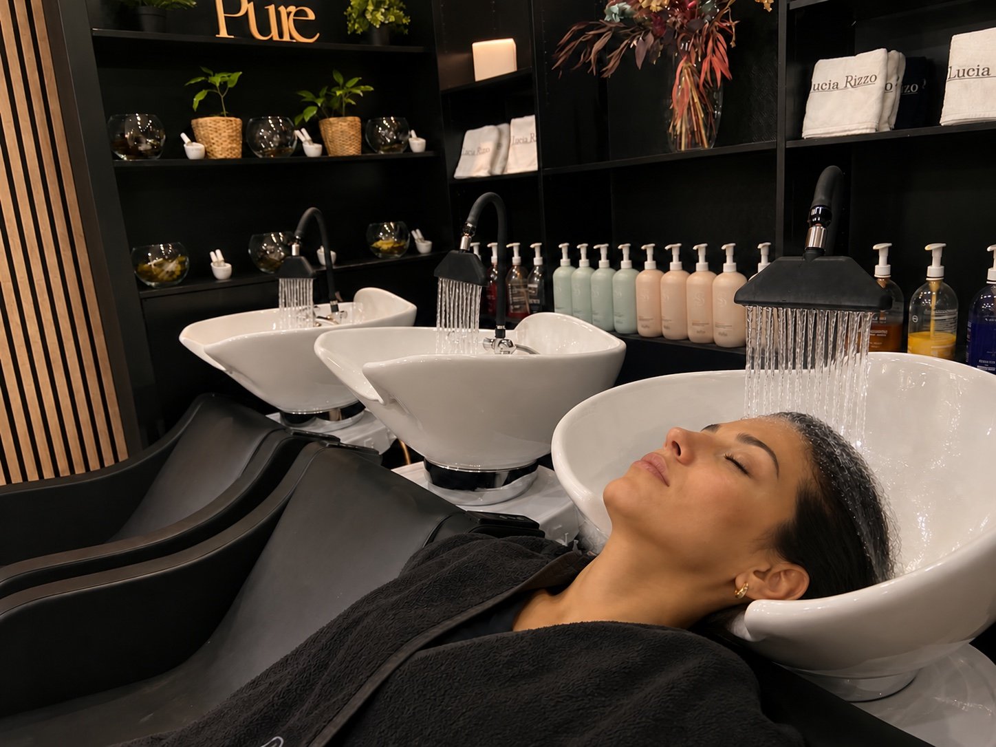 Cliente allongée au bac pendant un rituel d’eau au salon Lucia Rizzo