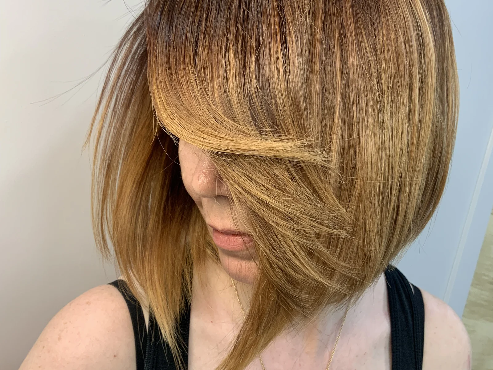 Détail d’une chevelure brillante après un soin réalisé au salon Lucia Rizzo